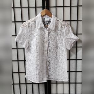 Jaclyn Smith. Lace pattern top